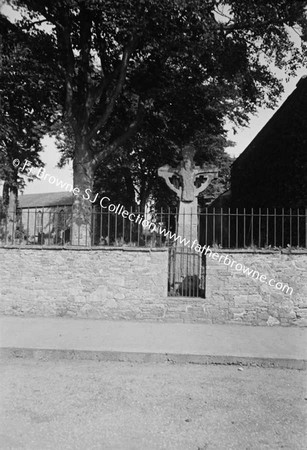 ST CRONAN'S CHURCH CARVED CROSS IN GRAVEYARD